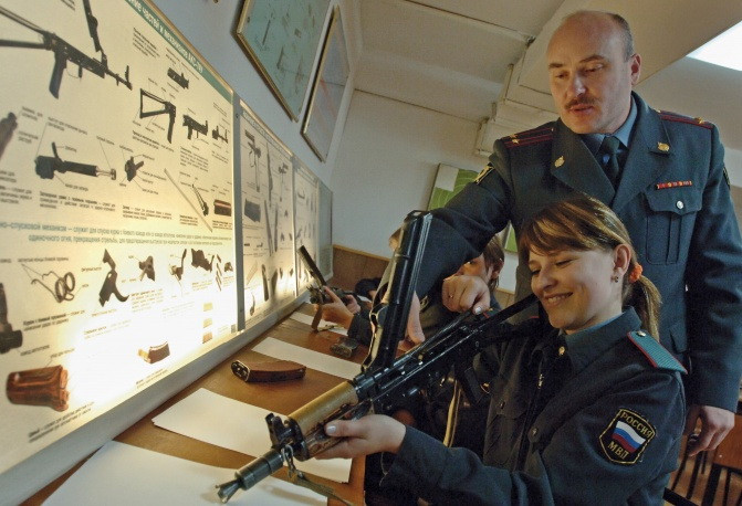 Tại công xưởng sản xuất súng trường tấn công AK.