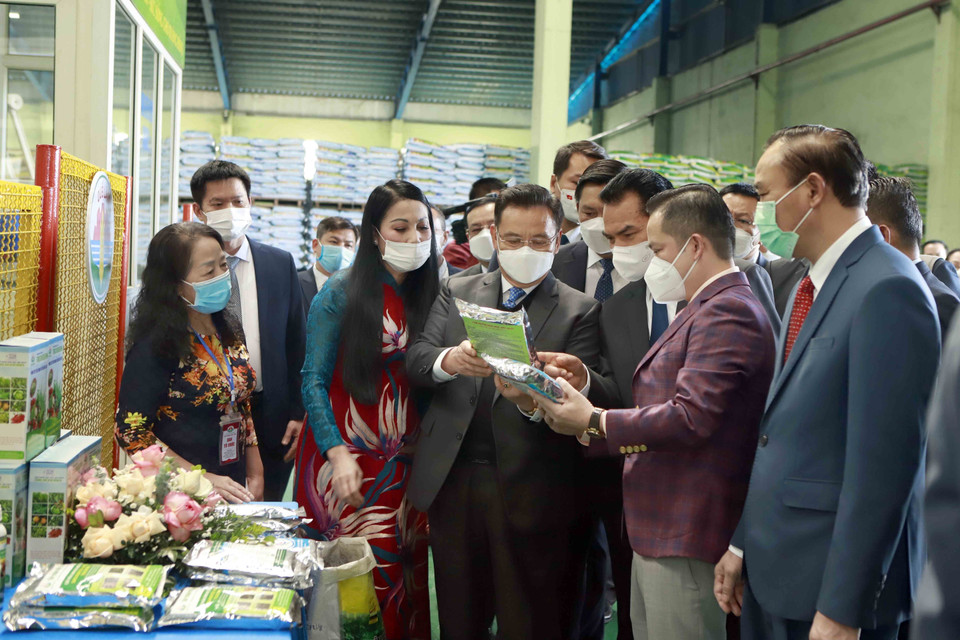 Chủ tịch Quốc hội Lào Xaysomphone Phomvihane (người đeo kính hàng đầu) tham quan Nhà máy sản xuất phân bón hữu cơ vi sinh Biotech Quế Lâm. (Ảnh: Hoàng Hùng/TTXVN)