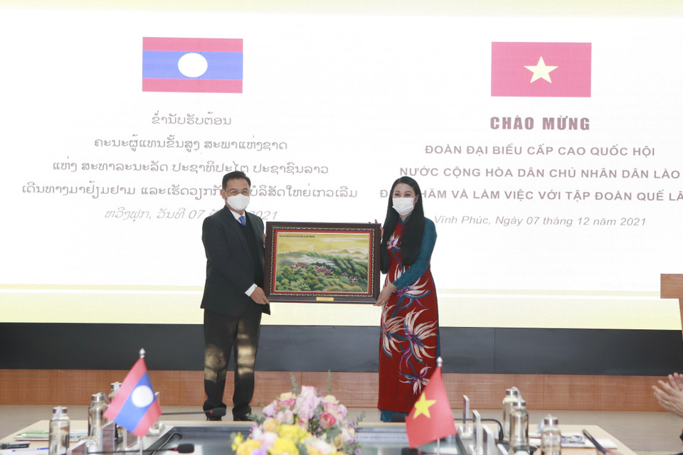 Bí thư Tỉnh ủy Vĩnh Phúc Hoàng Thị Thúy Lan tặng quà lưu niệm cho Chủ tịch Quốc hội nước Cộng hòa Dân chủ Nhân dân Lào Xaysomphone Phomvihane. (Ảnh: Hoàng Hùng/TTXVN)