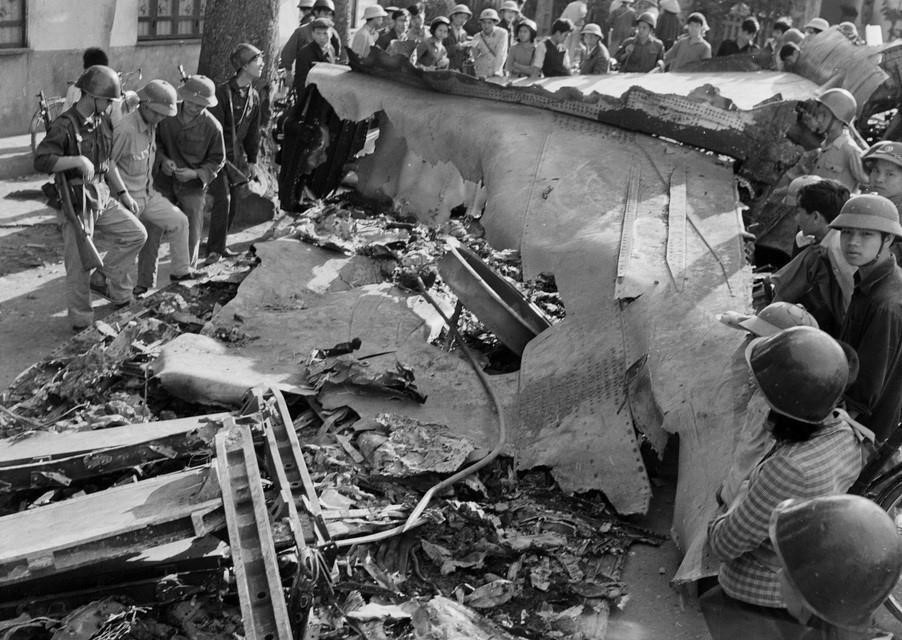 Chiến thắng của quân và dân ta trong cuộc tập kích đường không chiến lược bằng máy bay B52 của đế quốc Mỹ vào Hà Nội, Hải Phòng, tháng 12/1972, có ý nghĩa lịch sử hết sức to lớn. Chiến thắng oanh liệt của trận ''Điện Biên Phủ trên không'' góp phần quyết định ''đánh cho Mỹ cút'' sau khi Hiệp định Paris được ký kết, tạo tiền đề ''đánh cho ngụy nhào'' vào mùa Xuân năm 1975. Trong ảnh: Xác máy bay B52 Mỹ bị bắn rơi rên đường phố Thủ đô. (Ảnh: TTXVN)