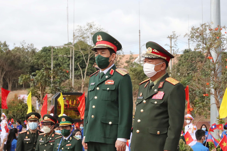 Quang cảnh buổi tuần tra chung đường biên giới của lực lượng biên phòng hai nước. (Ảnh: Trọng Đức/TTXVN)