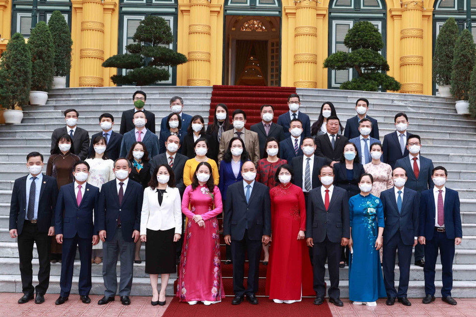 Chủ tịch nước Nguyễn Xuân Phúc và các đại biểu. (Ảnh: Thống Nhất/TTXVN)