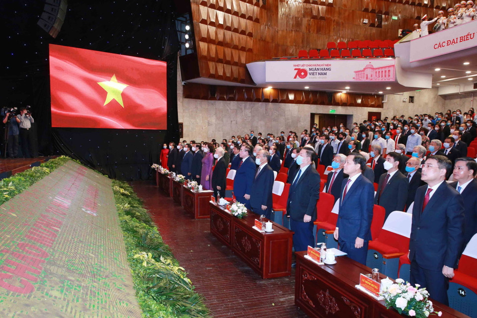 Đại biểu dự Lễ kỷ niệm thực hiện nghi lễ chào cờ. (Ảnh: Phương Hoa/TTXVN)