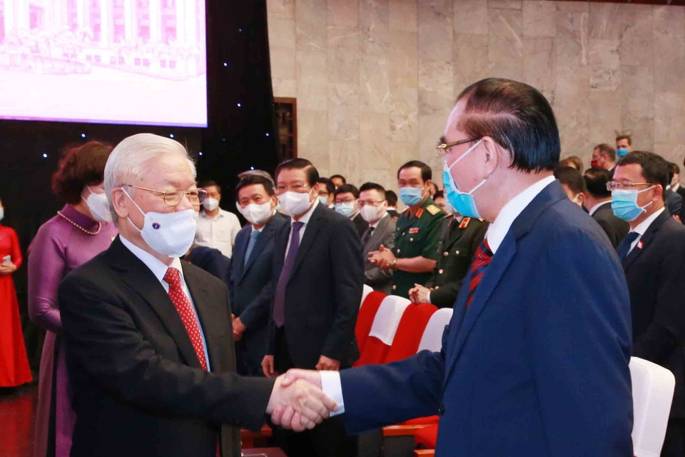 Tổng Bí thư Nguyễn Phú Trọng với nguyên Tổng Bí thư Nông Đức Mạnh tại Lễ kỷ niệm. (Ảnh: Phương Hoa/TTXVN)