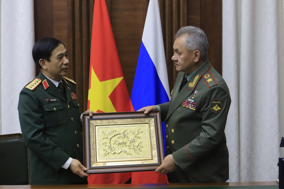 Trong ảnh: Bộ trưởng Quốc phòng Phan Văn Giang tặng quà lưu niệm cho Bộ trưởng Quốc phòng Nga, Đại tướng Sergei Shoigu. (Ảnh: Trần Hiếu/TTXVN)
