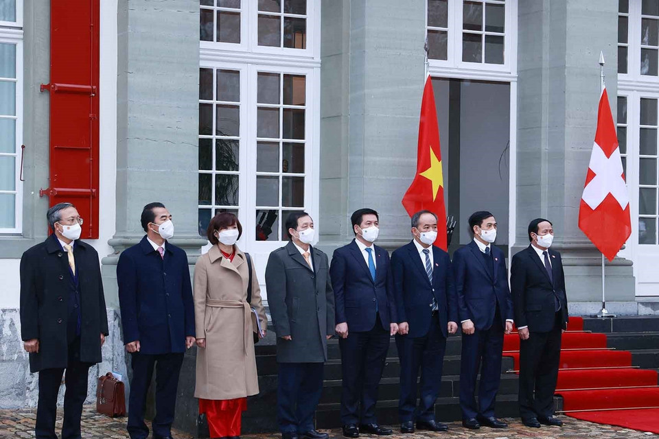 Đoàn đại biểu cấp cao Việt Nam tại lễ đón chính thức. (Ảnh: Thống Nhất/TTXVN)