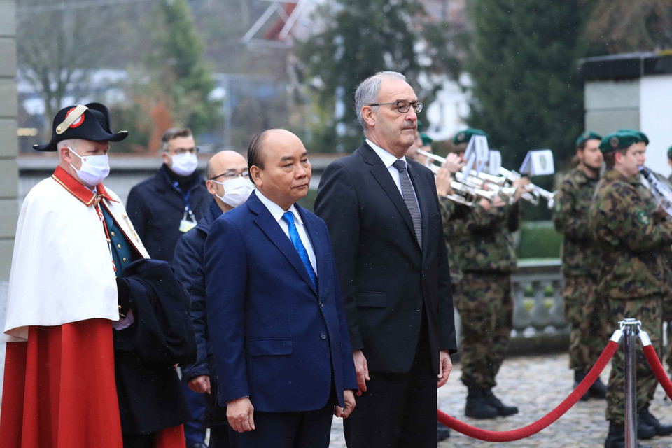 Lễ đón chính thức Chủ tịch nước Nguyễn Xuân Phúc và Tổng thống Liên bang Thụy Sĩ Guy Parmelin tại lễ đón chính thức. (Ảnh: Thống Nhất/TTXVN)