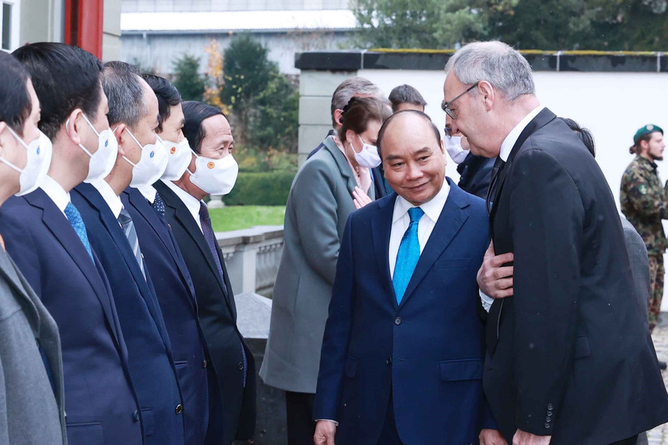 Chủ tịch nước Nguyễn Xuân Phúc giới thiệu với Tổng thống Liên bang Thụy Sĩ Guy Parmelin các thành viên đoàn đại biểu cấp cao Việt Nam. (Ảnh: Thống Nhất/TTXVN)