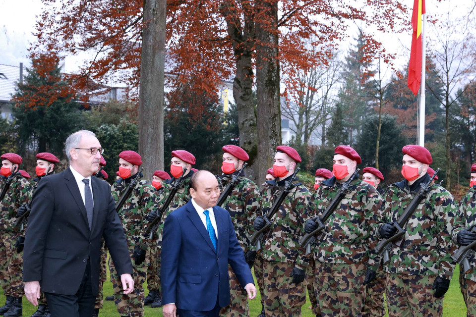 Chủ tịch nước Nguyễn Xuân Phúc và Tổng thống Liên bang Thụy Sĩ Guy Parmelin tại lễ đón chính thức. (Ảnh: Thống Nhất/TTXVN)