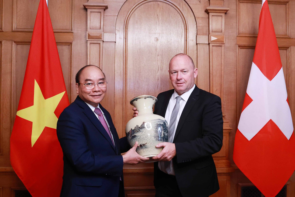 Chủ tịch nước Nguyễn Xuân Phúc tằng quà lưu niệm Chủ tịch Hội đồng Quốc gia Liên bang Thụy Sĩ Andreas AEBI. (Ảnh: Thống Nhất/TTXVN)