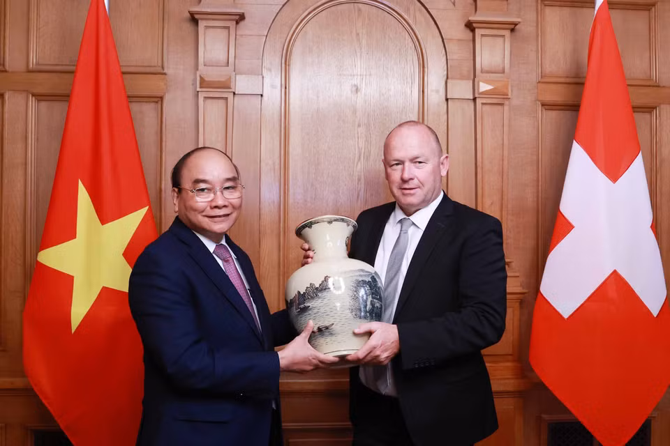 Chủ tịch nước Nguyễn Xuân Phúc tằng quà lưu niệm Chủ tịch Hội đồng Quốc gia Liên bang Thụy Sĩ Andreas AEBI. (Ảnh: Thống Nhất/TTXVN)