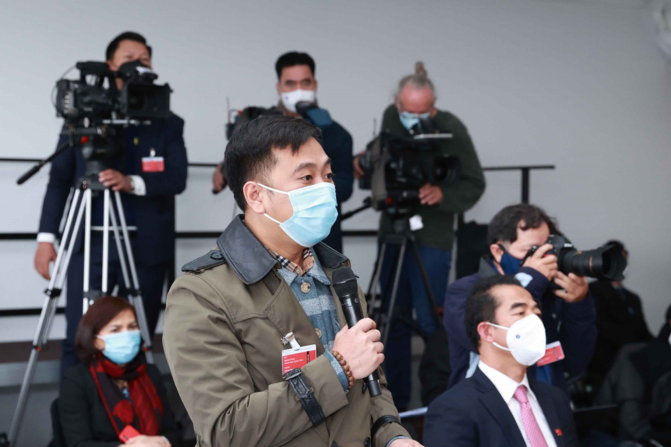 Phóng viên Thông tấn xã Việt Nam đặt câu hỏi tại buổi họp báo. (Ảnh: Thống Nhất/TTXVN)