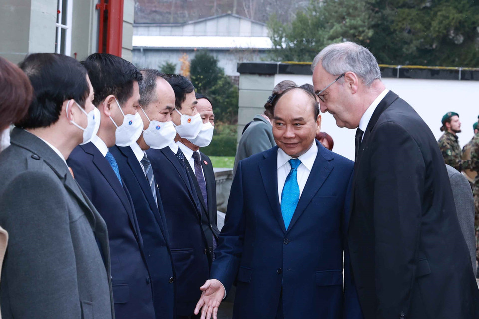 Chủ tịch nước giới thiệu các thành viên đoàn đại biểu cấp cao Việt Nam. (Ảnh: Thống Nhất/TTXVN)