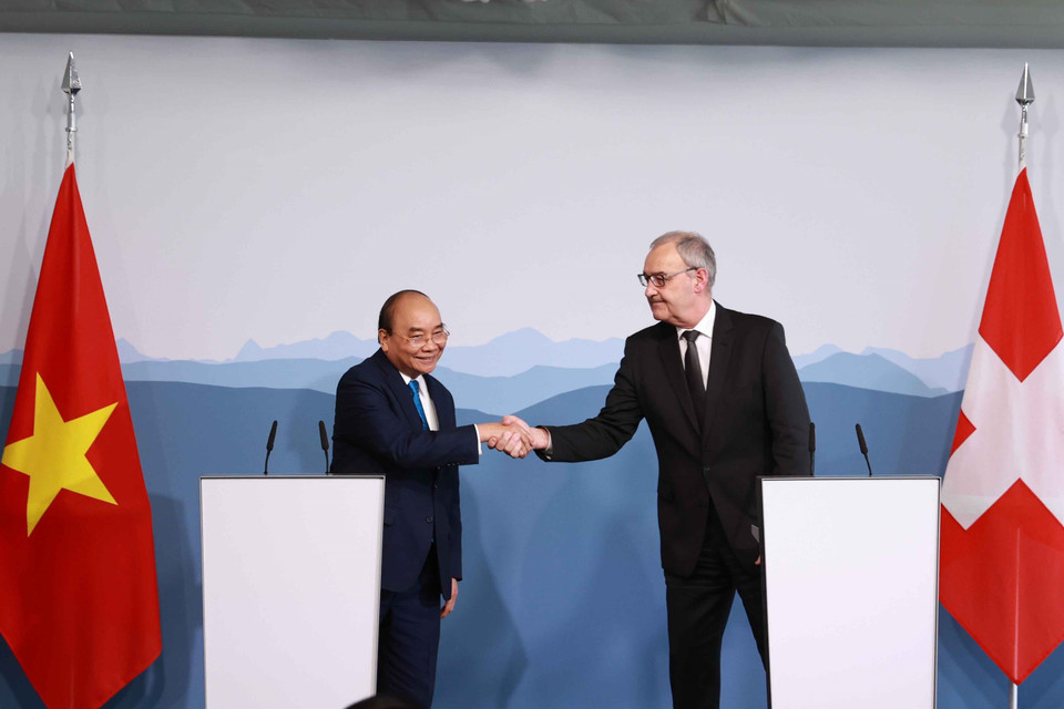 Chủ tịch nước Nguyễn Xuân Phúc và Tổng thống Liên bang Thụy Sĩ Guy Parmelin chủ trì buổi họp báo. (Ảnh: Thống Nhất/TTXVN)