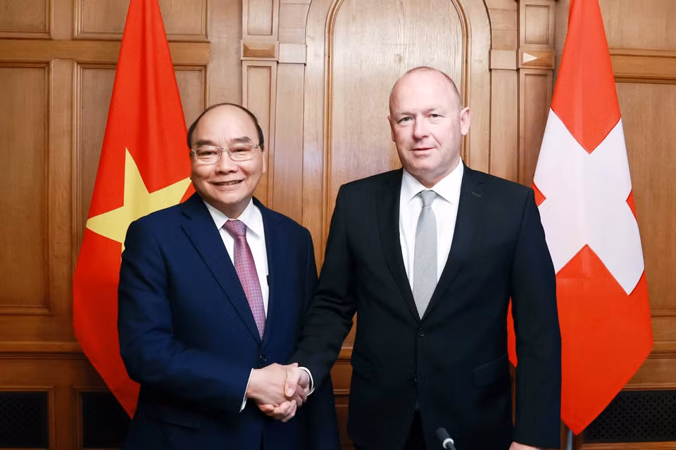 Tiếp tục thăm chính thức Liên bang Thụy Sĩ, chiều 26/11/2021(theo giờ địa phương), Chủ tịch nước Nguyễn Xuân Phúc gặp Chủ tịch Hội đồng Quốc gia Liên bang Thụy Sĩ Andreas AEBI. (Ảnh: Thống Nhất/TTXVN)