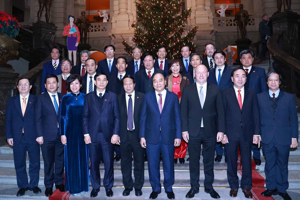 Quan chức hai nước chụp ảnh chung. (Ảnh: Thống Nhất/TTXVN)