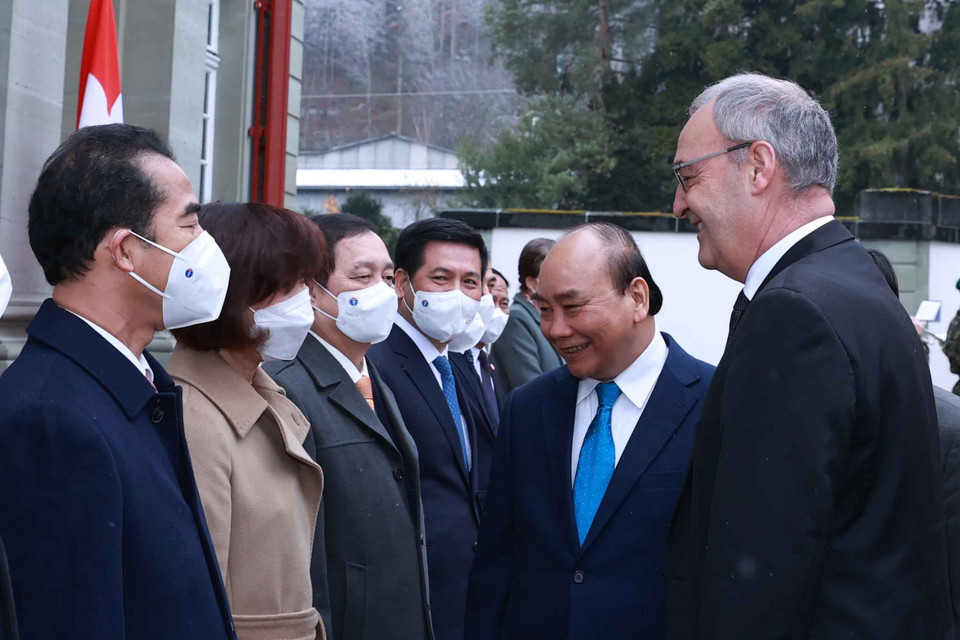 Chủ tịch nước Nguyễn Xuân Phúc giới thiệu với Tổng thống Liên bang Thụy Sĩ Guy Parmelin các thành viên đoàn đại biểu cấp cao Việt Nam. (Ảnh: Thống Nhất/TTXVN)