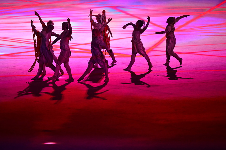 Ngày 23/7/2021, Olympic Tokyo 2020 đã chính thức khai màn tại sân vận động Olympic ở thủ đô Tokyo bằng một buổi lễ có chủ đề “United by Emotion” (Bắn kết bằng cảm xúc). (Ảnh: AFP/ TTXVN)