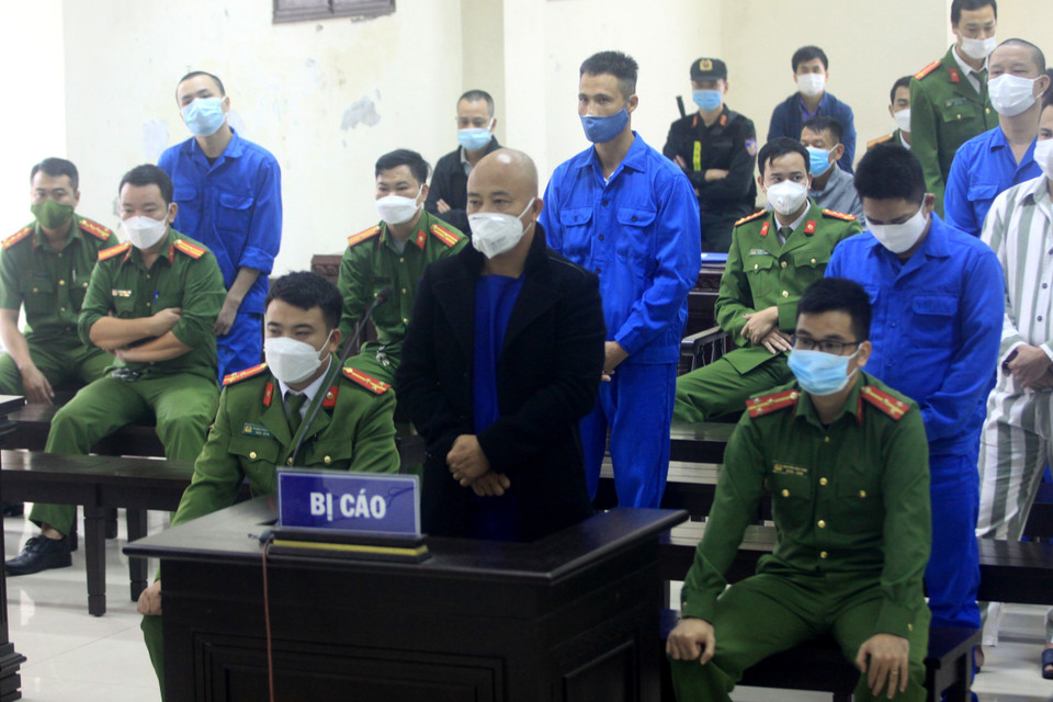 Tòa án Nhân dân tỉnh Thái Bình mở phiên tòa xét xử sơ thẩm vụ án hình sự đối với vợ chồng Nguyễn Xuân Đường (tức Đường ''Nhuệ,'' sinh năm 1971) và Nguyễn Thị Dương (sinh năm 1980), cùng trú tại tổ 11 phường Kỳ Bá, Thành phố Thái Bình cùng 5 đồng phạm khác. Trong ảnh: Các bị cáo tại phiên xét xử. (Ảnh: Thế Duyệt/TTXVN)
