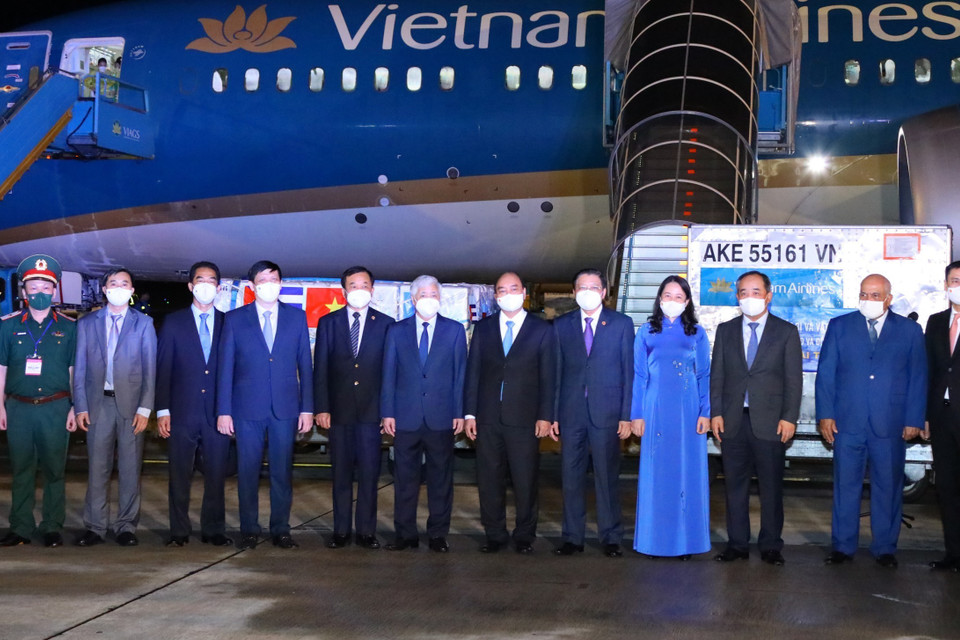 Chủ tịch nước Nguyễn Xuân Phúc và các đồng chí lãnh đạo Đảng, Nhà nước tham dự lễ tiếp nhận. (Ảnh: Nguyễn Điệp/TTXVN)