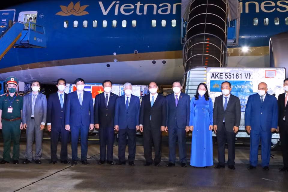 Chủ tịch nước Nguyễn Xuân Phúc và các đồng chí lãnh đạo Đảng, Nhà nước tham dự lễ tiếp nhận. (Ảnh: Nguyễn Điệp/TTXVN)