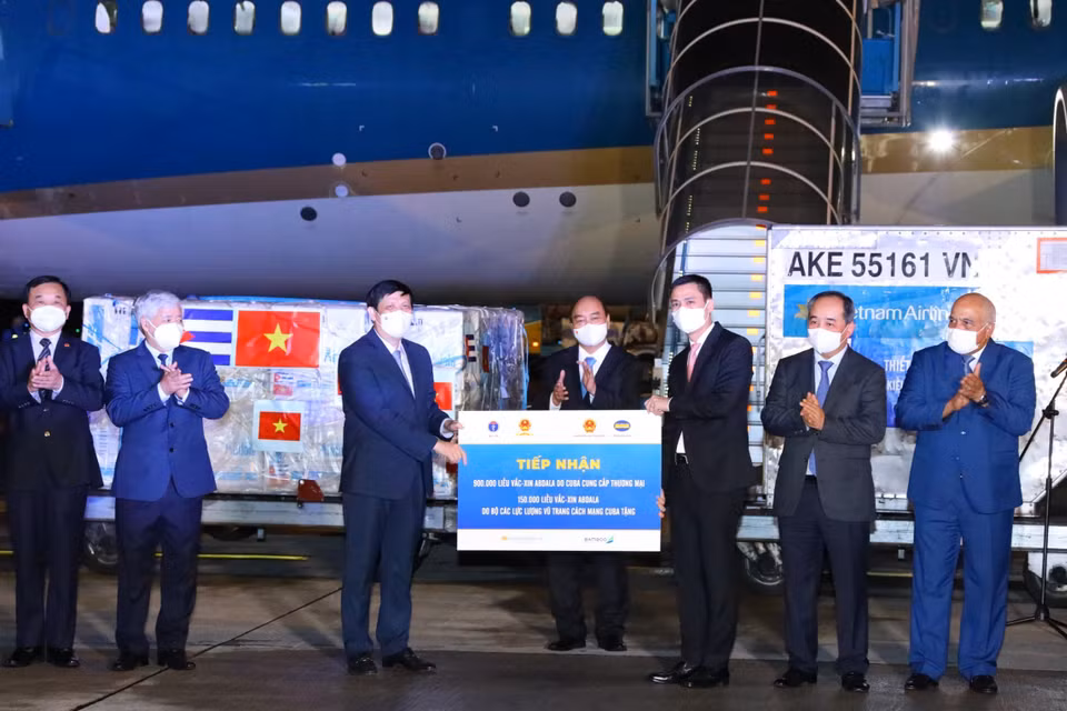 Chủ tịch nước Nguyễn Xuân Phúc chứng kiến lễ tiếp nhận tượng trưng 1,05 triệu liều vaccine Abdala của Cuba. (Ảnh: Nguyễn Điệp/TTXVN)