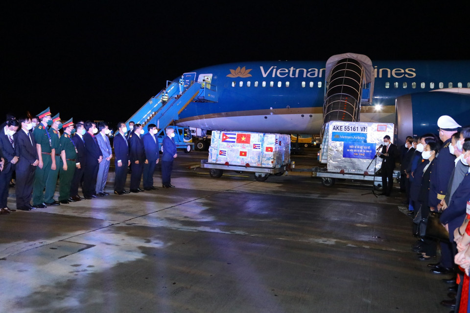 Quang cảnh lễ tiếp nhận vaccine, thiết bị và vật tư y tế phòng, chống dịch COVID-19 tại sân bay quốc tế Nội Bài (Hà Nội). (Ảnh: Nguyễn Điệp/TTXVN)