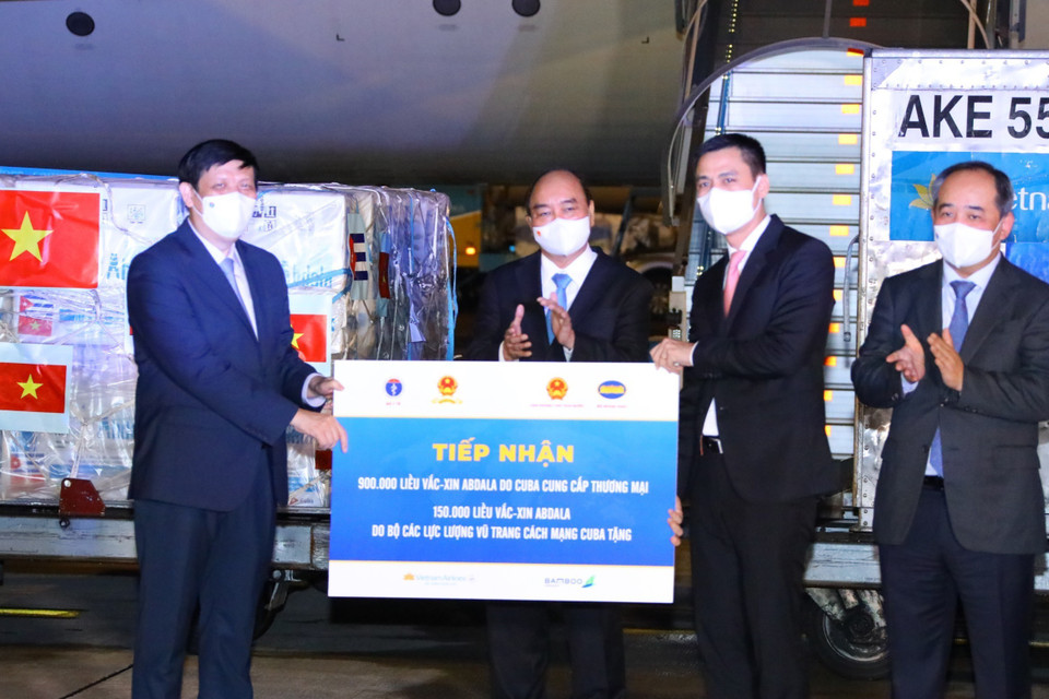 Chủ tịch nước Nguyễn Xuân Phúc chứng kiến lễ tiếp nhận tượng trưng 1,05 triệu liều vaccine Abdala của Cuba. (Ảnh: Nguyễn Điệp/TTXVN)