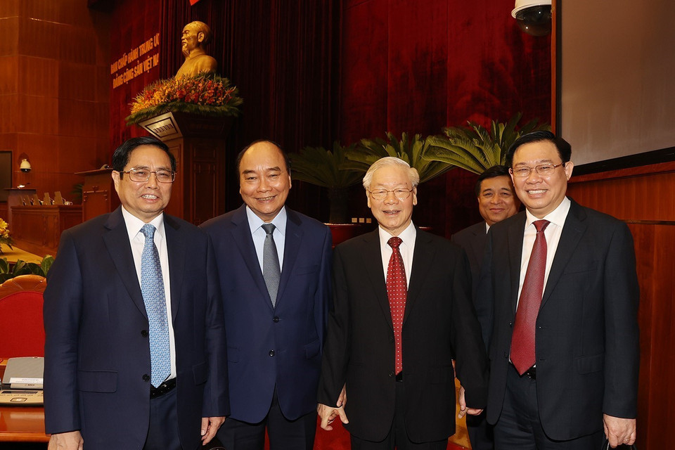 Các lãnh đạo Đảng và Nhà nước dự bế mạc Hội nghị. (Ảnh: Trí Dũng/TTXVN)