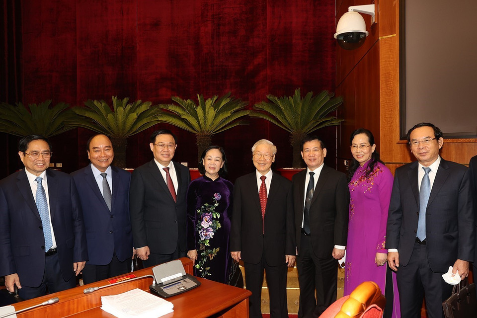 Tổng Bí thư Nguyễn Phú Trọng, Chủ tịch nước Nguyễn Xuân Phúc,Thủ tướng Chính phủ Phạm Minh Chính, Chủ tịch Quốc hội Vương Đình Huệ cùng các đồng chí lãnh đạo Đảng, Nhà nước dự bế mạc Hội nghị. (Ảnh: Trí Dũng/TTXVN)