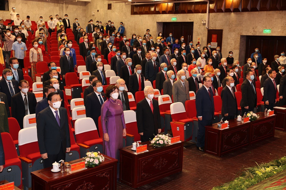 Các đồng chí lãnh đạo và nguyên lãnh đạo Đảng, Nhà nước cùng các đại biểu thực hiện nghi lễ chào cờ tại Lễ kỷ niệm. (Ảnh: Trí Dũng/TTXVN)