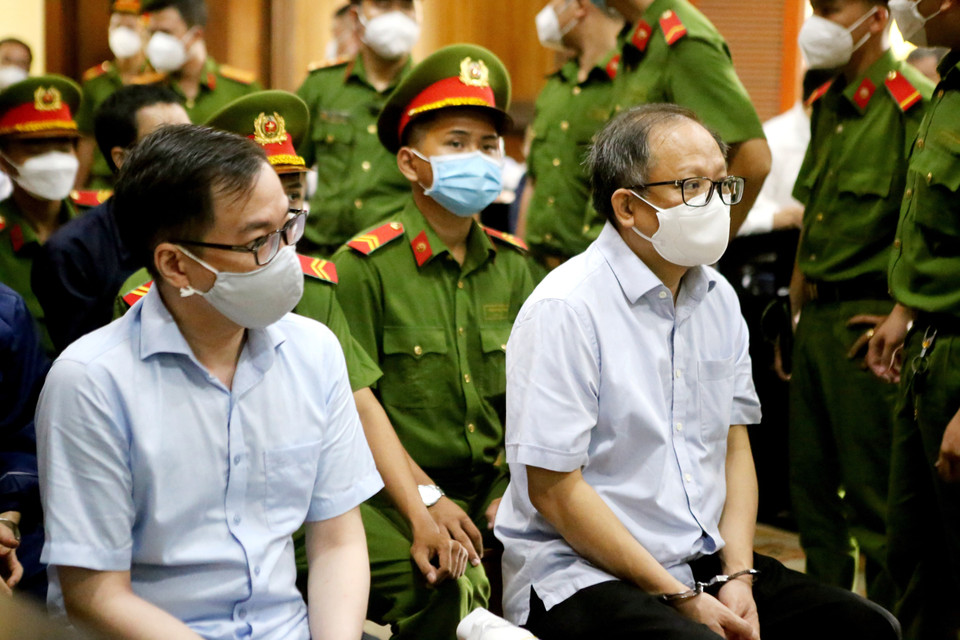 Bị cáo Tề Chí Dũng (bên trái) và Tất Thành Cang. (Ảnh: Thành Chung/TTXVN)