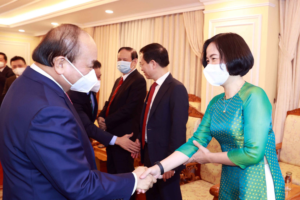 Chủ tịch nước Nguyễn Xuân Phúc và Tổng giám đốc TTXVN Vũ Việt Trang dự Lễ trao giải.(Ảnh: Thống Nhất/TTXVN)