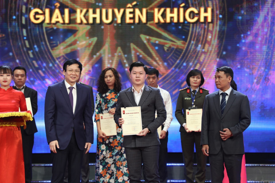 Ban tổ chức trao giải B cho tác giả Võ Mạnh Hùng, Liên chi hội Nhà báo TTXVN. (Ảnh: Minh Quyết/TTXVN)