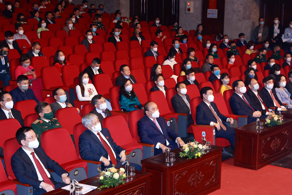 Chủ tịch nước Nguyễn Xuân Phúc cùng các đại biểu dự Lễ trao Giải báo chí Quốc gia lần thứ XV. (Ảnh: Thống Nhất/TTXVN)