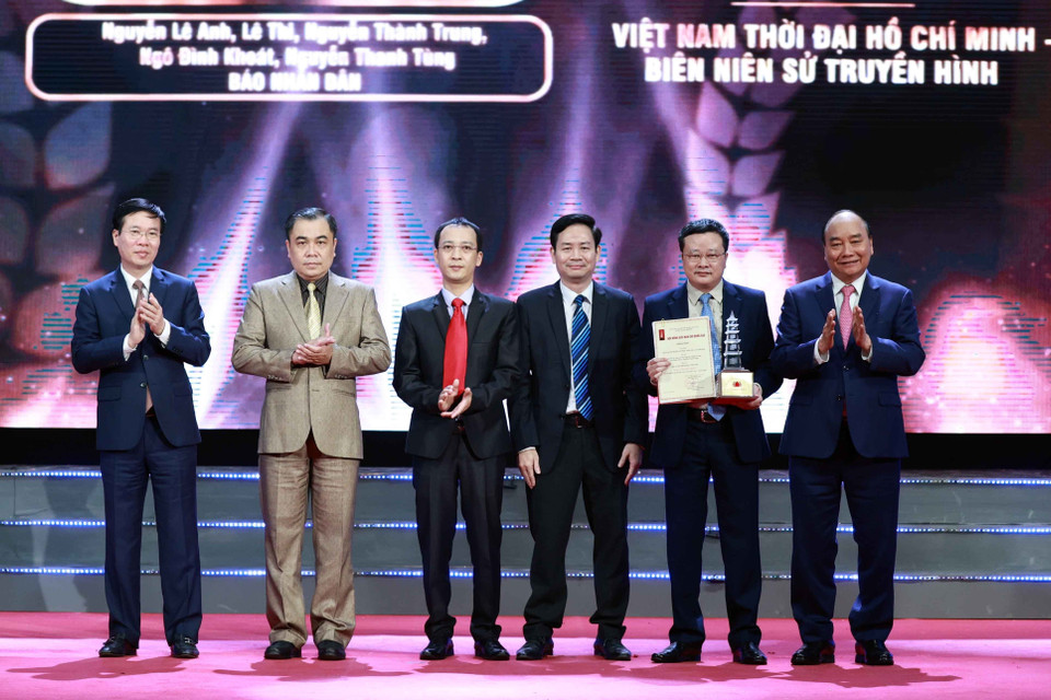 Chủ tịch nước Nguyễn Xuân Phúc và Thường trực Ban Bí thư Võ Văn Thưởng trao giải đặc biệt nhóm tác giả Báo Nhân dân. (Ảnh: Thống Nhất/TTXVN)