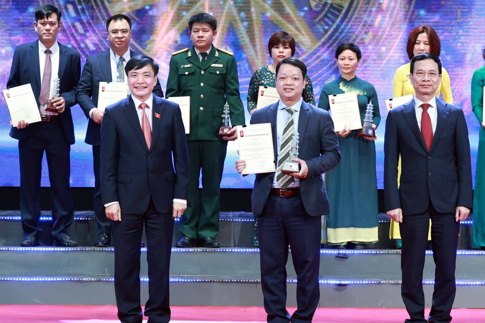 Tác giả Bùi Doãn Tấn đại diện nhóm tác giả Ban Biên tập Ảnh, Liên chi hội Nhà báo TTXVN nhận giải B với tác phẩm nhóm ảnh "Cả hệ thống chính trị vào cuộc, toàn dân đồng lòng chống dịch Covid-19". (Ảnh: Thống Nhất/TTXVN)