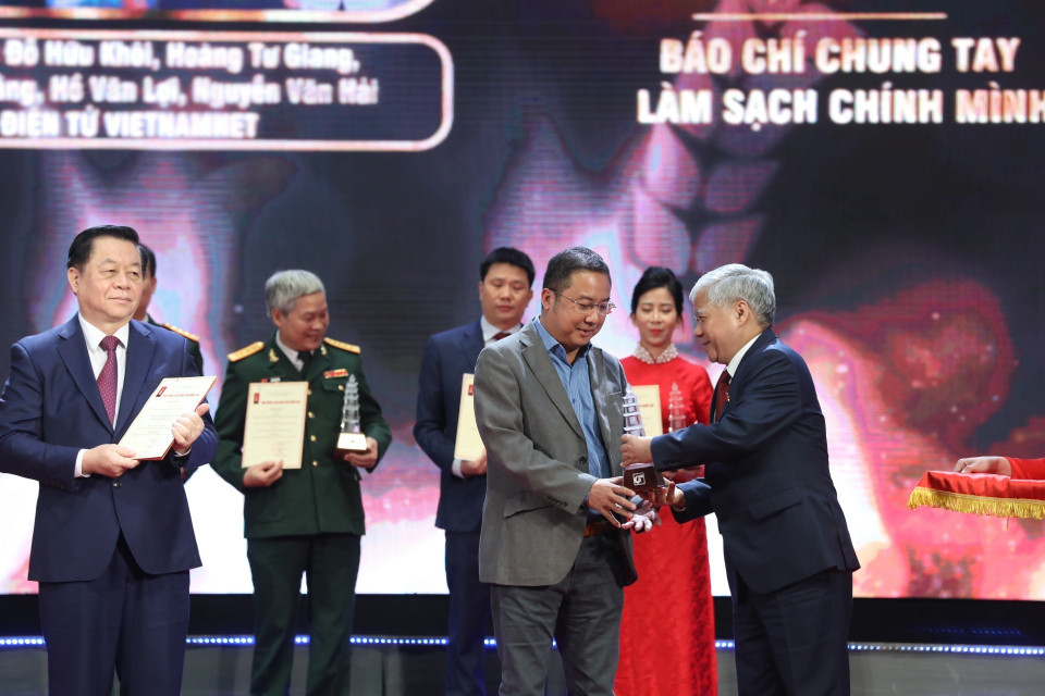 Trưởng Ban Tuyên giáo Trung ương Nguyễn Trọng Nghĩa và Chủ tịch Ủy ban MTTQ Việt Nam Đỗ Văn Chiến trao giải A cho các tác giả, nhóm tác giả đoạt giải. Ảnh: Minh Quyết/TTXVN)
