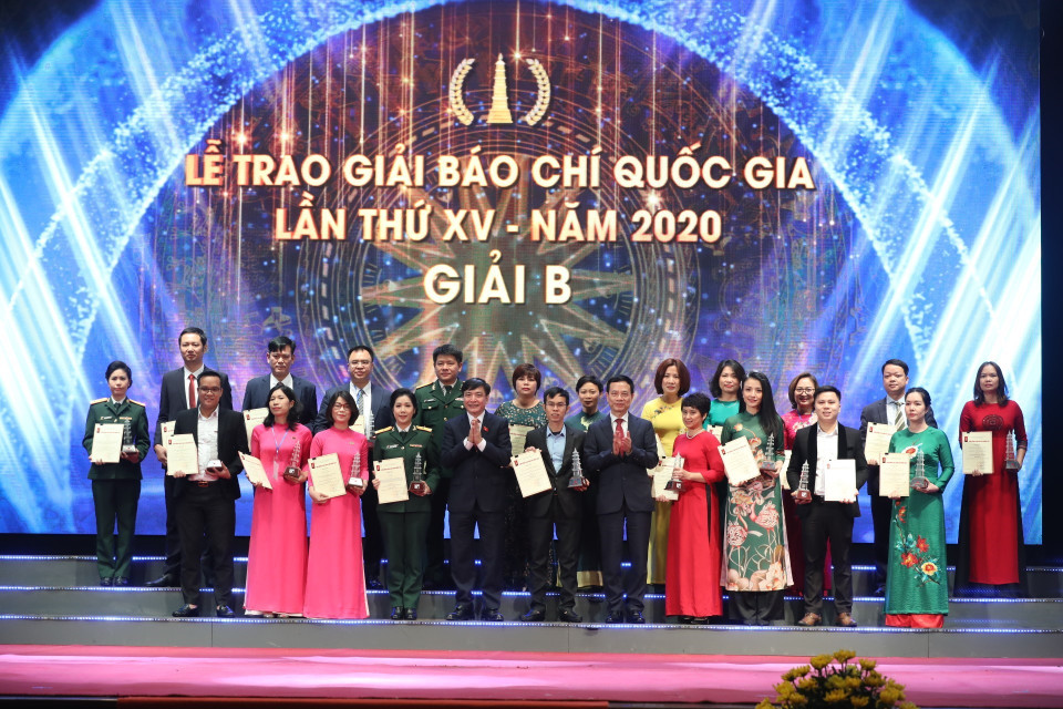 Trao giải B cho các tác giả, nhóm tác giả đoạt giải. (Ảnh: Minh Quyết/TTXVN)