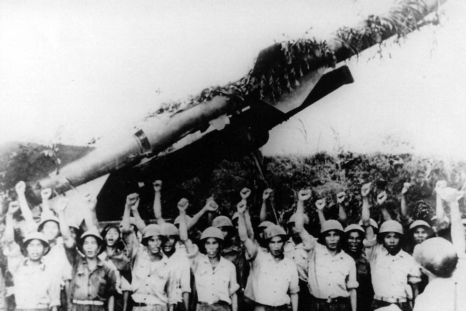 Chiến thắng của quân và dân ta trong cuộc tập kích đường không chiến lược bằng máy bay B52 của đế quốc Mỹ vào Hà Nội, Hải Phòng, tháng 12/1972, có ý nghĩa lịch sử hết sức to lớn. Chiến thắng oanh liệt của trận ''Điện Biên Phủ trên không'' góp phần quyết định ''đánh cho Mỹ cút'' sau khi Hiệp định Paris được ký kết, tạo tiền đề ''đánh cho ngụy nhào'' vào mùa Xuân năm 1975. (Ảnh: Tư liệu TTXVN)