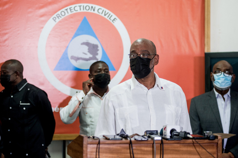 Thủ tướng Haiti Ariel Henry (phía trước) trong cuộc họp báo tại Port-au-Prince, ban bố tình trạng khẩn cấp sau trận động đất có độ lớn 7,2 làm rung chuyển miền Tây Nam nước này ngày 14/8. (Ảnh: AFP/TTXVN)