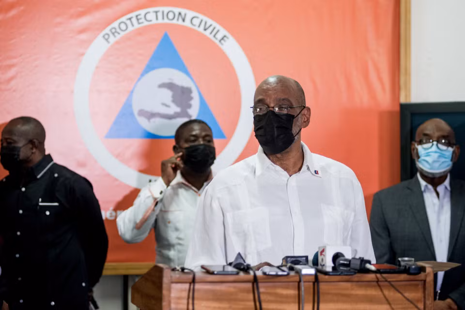 Thủ tướng Haiti Ariel Henry (phía trước) trong cuộc họp báo tại Port-au-Prince, ban bố tình trạng khẩn cấp sau trận động đất có độ lớn 7,2 làm rung chuyển miền Tây Nam nước này ngày 14/8. (Ảnh: AFP/TTXVN)