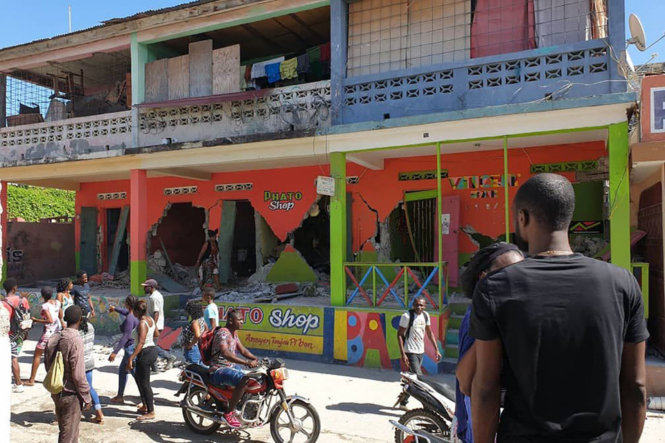 Những căn nhà bị phá hủy sau trận động đất có độ lớn 7,2 ở Jeremie, Tây Nam Haiti ngày 14/8. (Ảnh: AFP/TTXVN)