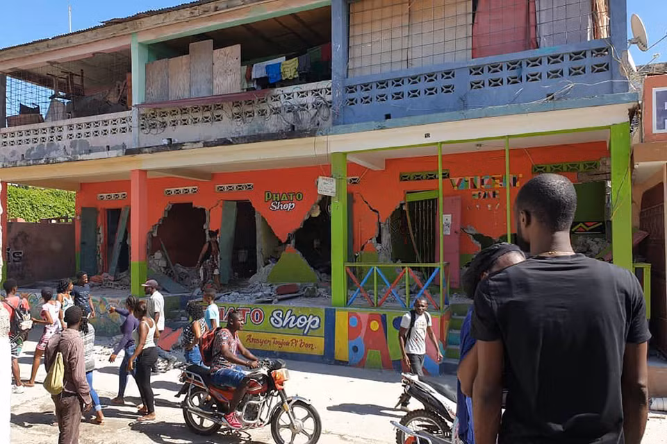 Những căn nhà bị phá hủy sau trận động đất có độ lớn 7,2 ở Jeremie, Tây Nam Haiti ngày 14/8. (Ảnh: AFP/TTXVN)