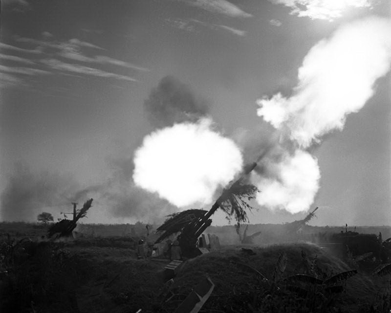 Chiến thắng của quân và dân ta trong cuộc tập kích đường không chiến lược bằng máy bay B52 của đế quốc Mỹ vào Hà Nội, Hải Phòng, tháng 12/1972, có ý nghĩa lịch sử hết sức to lớn. Chiến thắng oanh liệt của trận ''Điện Biên Phủ trên không'' góp phần quyết định ''đánh cho Mỹ cút'' sau khi Hiệp định Paris được ký kết, tạo tiền đề ''đánh cho ngụy nhào'' vào mùa Xuân năm 1975. Trong ảnh: Lực lượng pháo phòng không nổ súng quyết liệt đánh trả máy bay giặc Mỹ, bảo vệ Hà Nội trong 12 ngày đêm tháng 12/1972. (Ảnh: TTXVN)