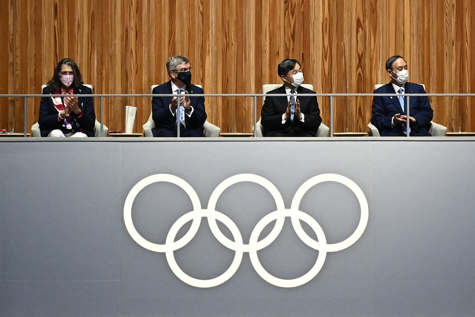 Nhật hoàng Naruhito (thứ 2, phải), Thủ tướng Nhật Bản Suga Yoshihide Suga (phải) và Chủ tịch Ủy ban Olympic quốc tế (IOC) dự lễ khai mạc Olympic Tokyo 2020 tại sân vận động Olympic ở thủ đô Tokyo, Nhật Bản. (Ảnh: AFP/ TTXVN)