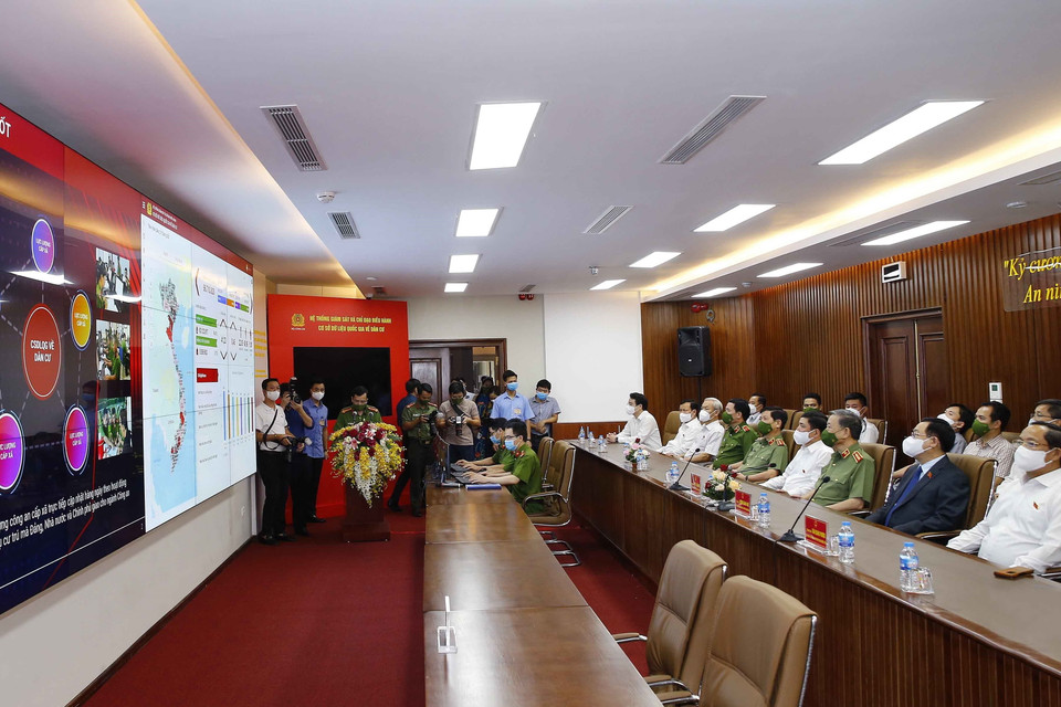 Chủ tịch Quốc hội Vương Đình Huệ và các đại biểu nghe giới thiệu về Trung tâm Dữ liệu Quốc gia về dân cư. (Ảnh: Doãn Tấn/TTXVN)