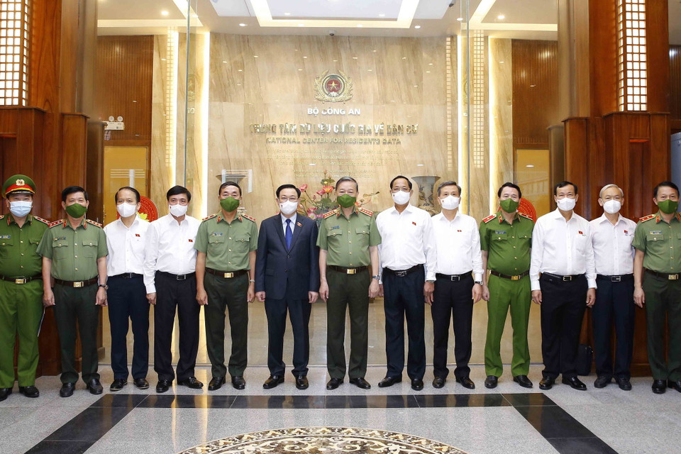 Quang cảnh chuyến thăm của Chủ tịch Quốc hội Vương Đình Huệ tới Trung tâm Dữ liệu Quốc gia về dân cư. (Ảnh: Doãn Tấn/TTXVN)