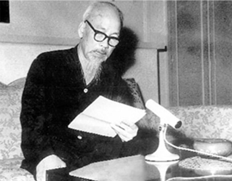 Chủ tịch Hồ Chí Minh đọc Lời kêu gọi đồng bào và chiến sỹ cả nước quyết tâm đánh thắng giặc Mỹ xâm lược. Người khẳng định: ''Không có gì quý hơn độc lập tự do''. Hà Nội, ngày 17/7/1966. (Ảnh: Tư liệu/TTXVN phát)