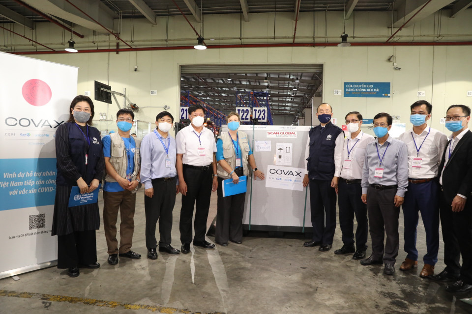 Thứ trưởng Bộ Y tế Đỗ Xuân Tuyên nhận lô vaccine đầu tiên từ COVAX Facility. (Ảnh: Minh Quyết/TTXVN)